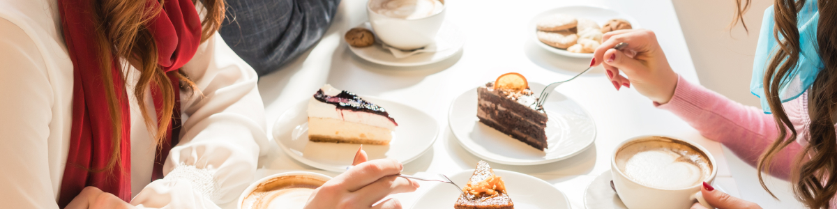 ケーキを食べている写真